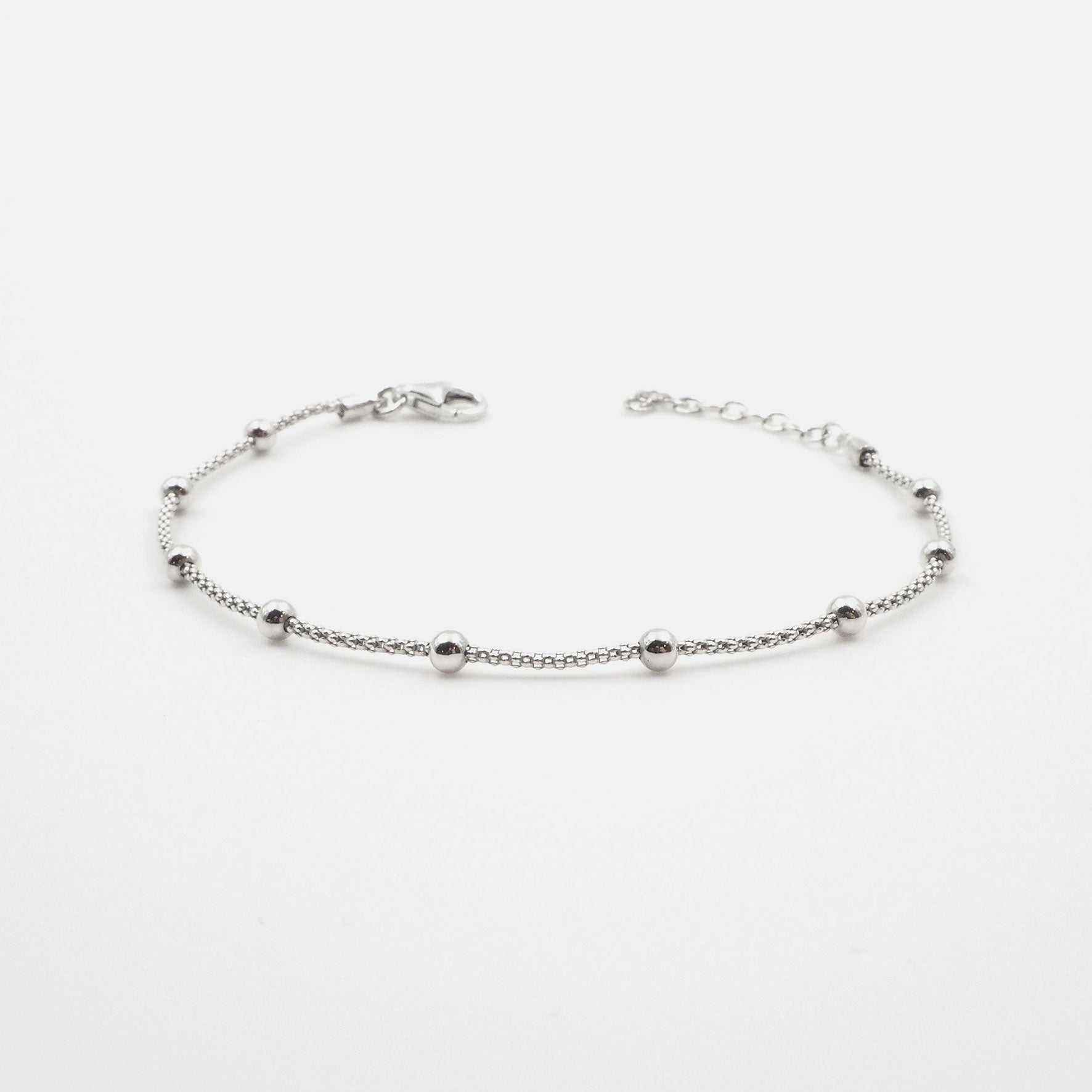 Silber Armbaender fuer Damen jetzt kaufen in unserem Onlineshop oder vor Ort in unserer Filiale in Basel